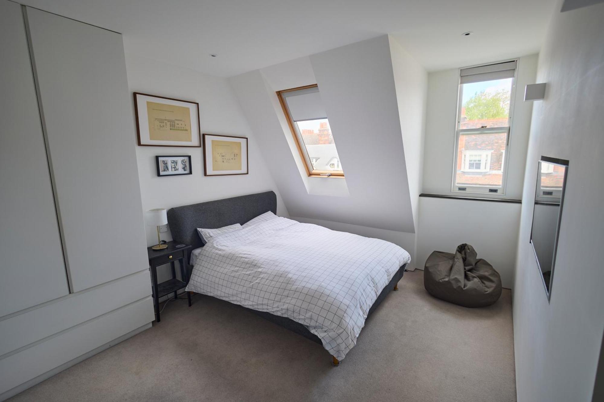 Modern Penthouse With Balcony & Views Appartement