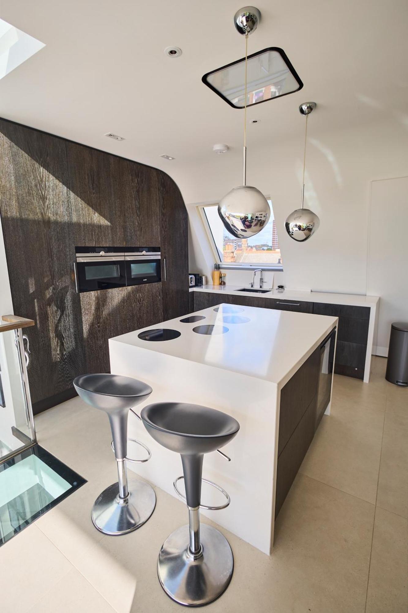 Modern Penthouse With Balcony & Views Appartement Londen