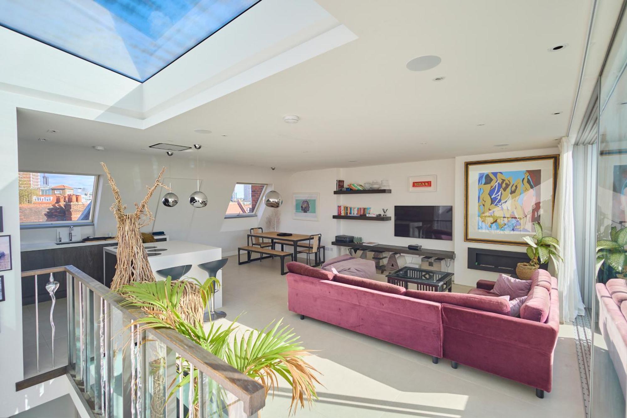 Modern Penthouse With Balcony & Views Appartement Londen