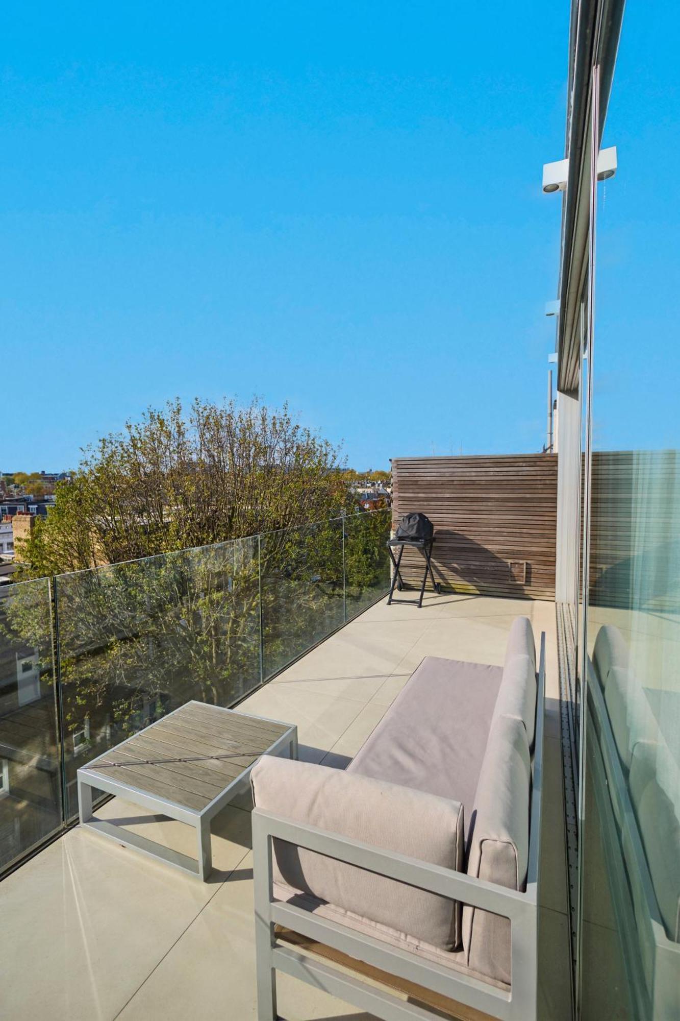 Modern Penthouse With Balcony & Views Appartement *